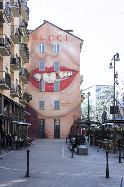 Tour Milaan met Nederlandse local, bezoek aan Gucci Art Wall