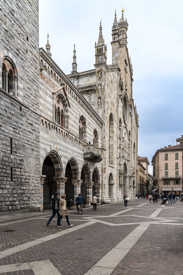 Bewonder de Dom van Como en vergelijk die met de kathedraal in Milaan.