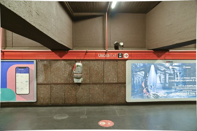 De bewegwijzering in de metrostations van milaan is ontworpen door de Nederlandse Bob Noorda