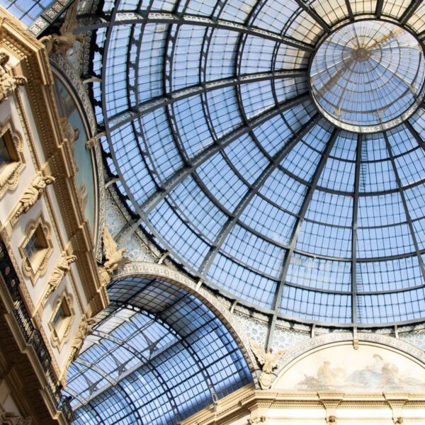 Wandel door de prachtige Galleria Vittorio Emanuele en kijk eens omhoog voor onverwachte verhalen